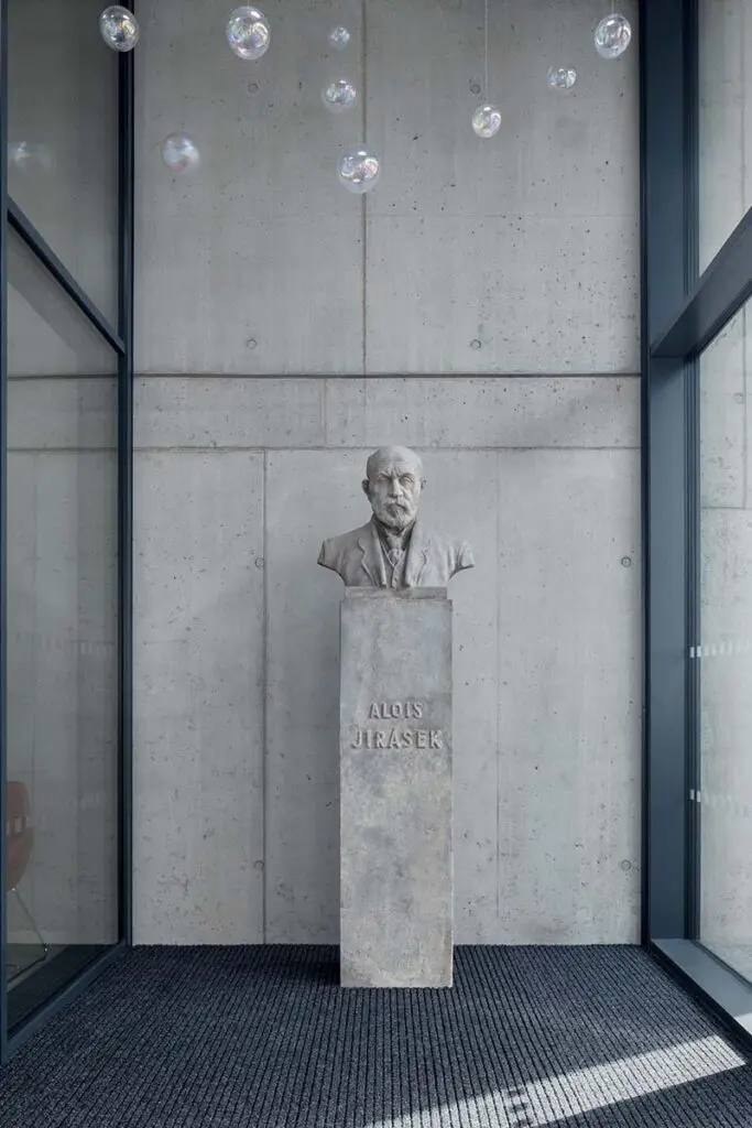 La renovación de este teatro en república checa tiene un diseño vanguardista