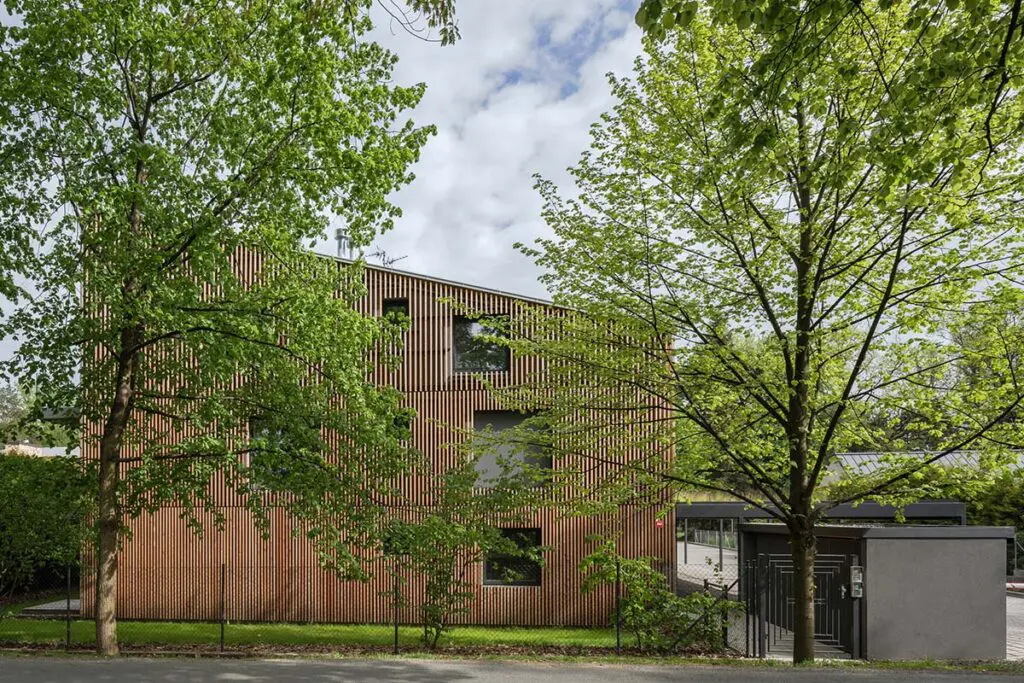 La arquitectura de esta obra residencial se sensibiliza con su entorno verde
