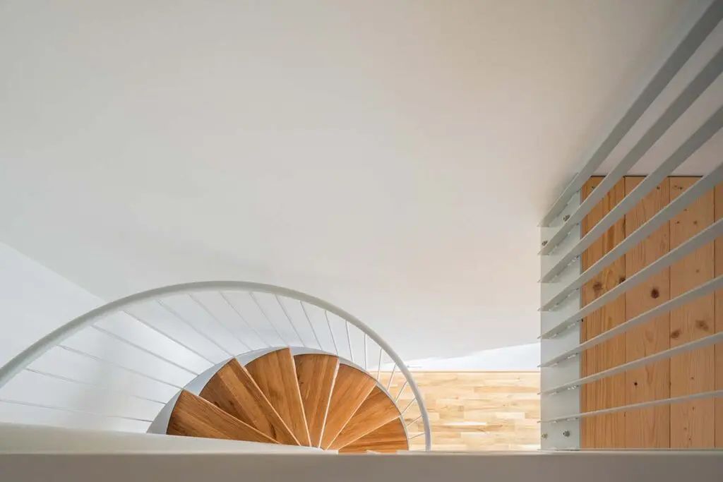 La arquitectura de esta obra residencial se sensibiliza con su entorno verde