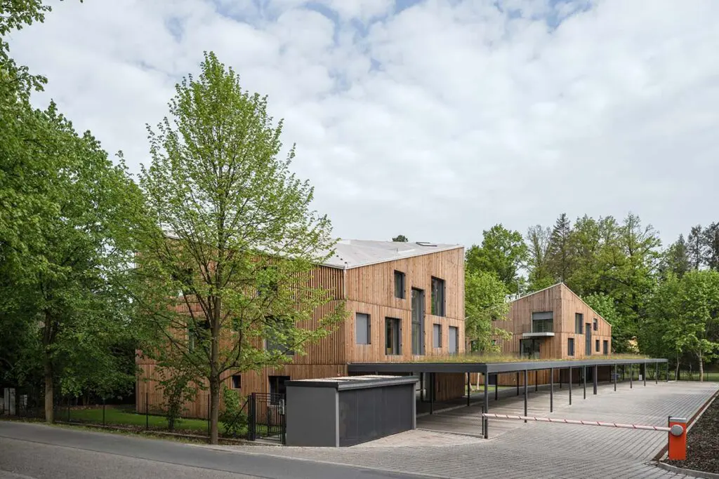 La arquitectura de esta obra residencial se sensibiliza con su entorno verde