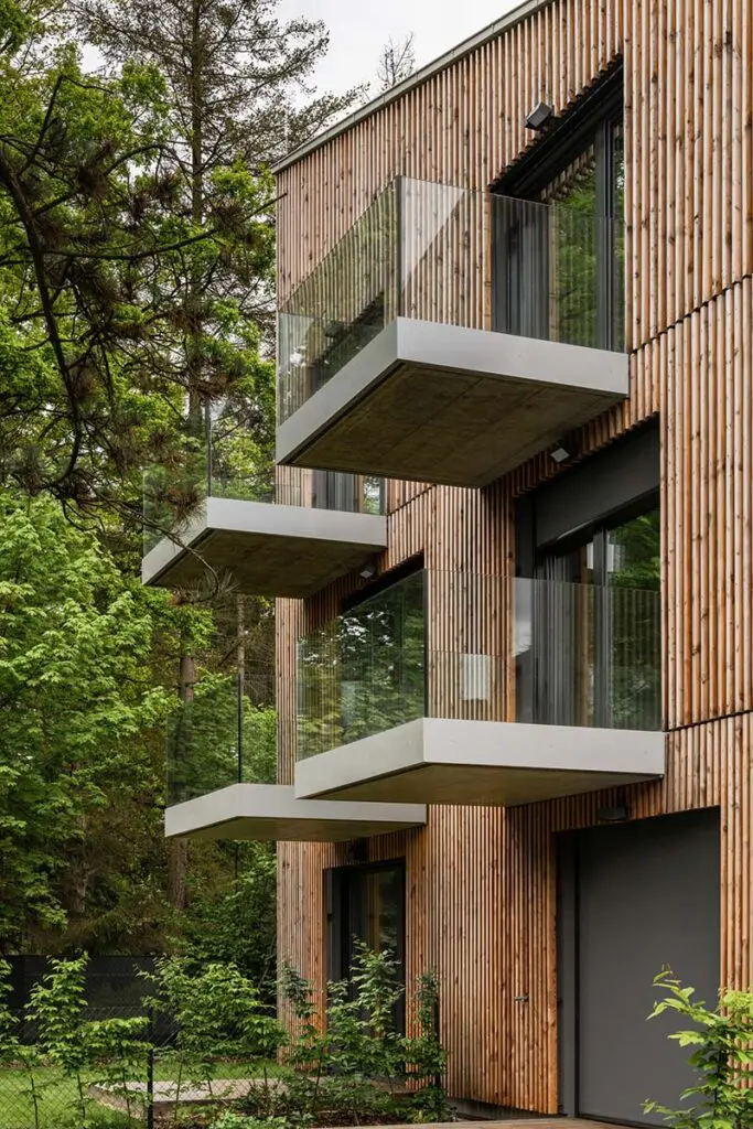 La arquitectura de esta obra residencial se sensibiliza con su entorno verde