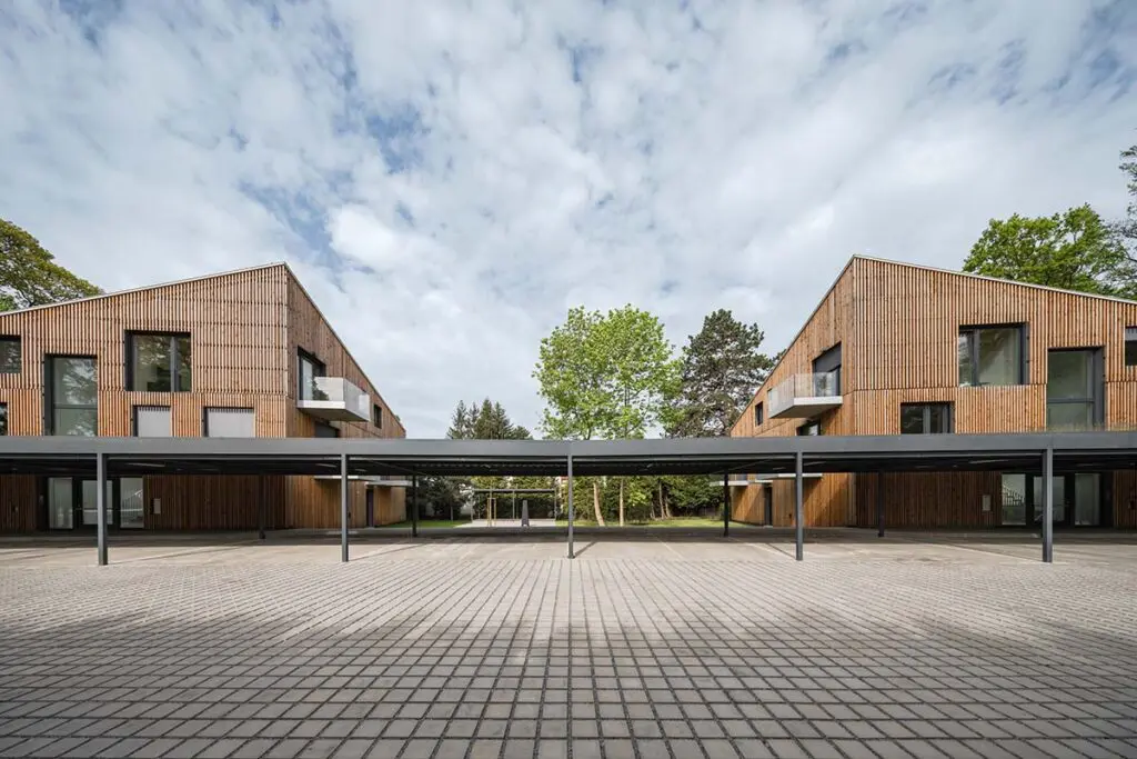 La arquitectura de esta obra residencial se sensibiliza con su entorno verde