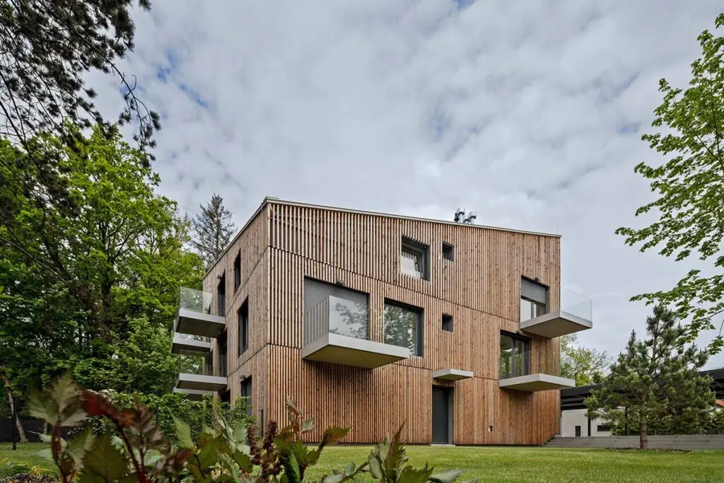 La arquitectura de esta obra residencial se sensibiliza con su entorno verde