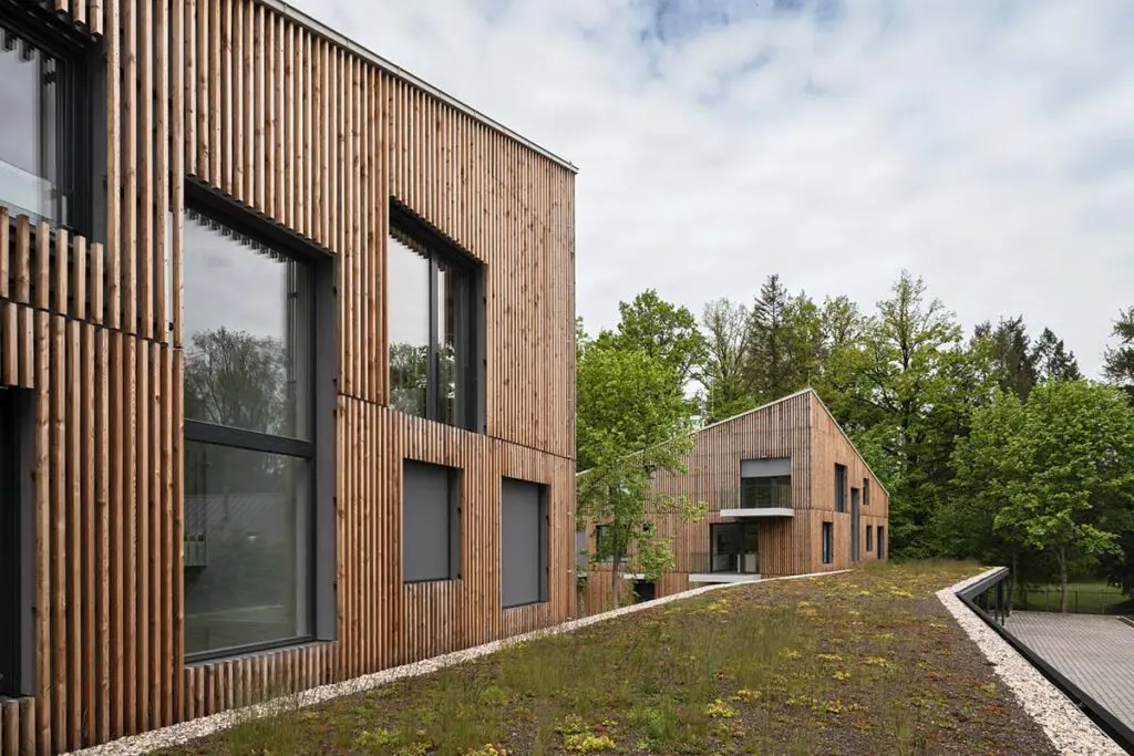 La arquitectura de esta obra residencial se sensibiliza con su entorno verde