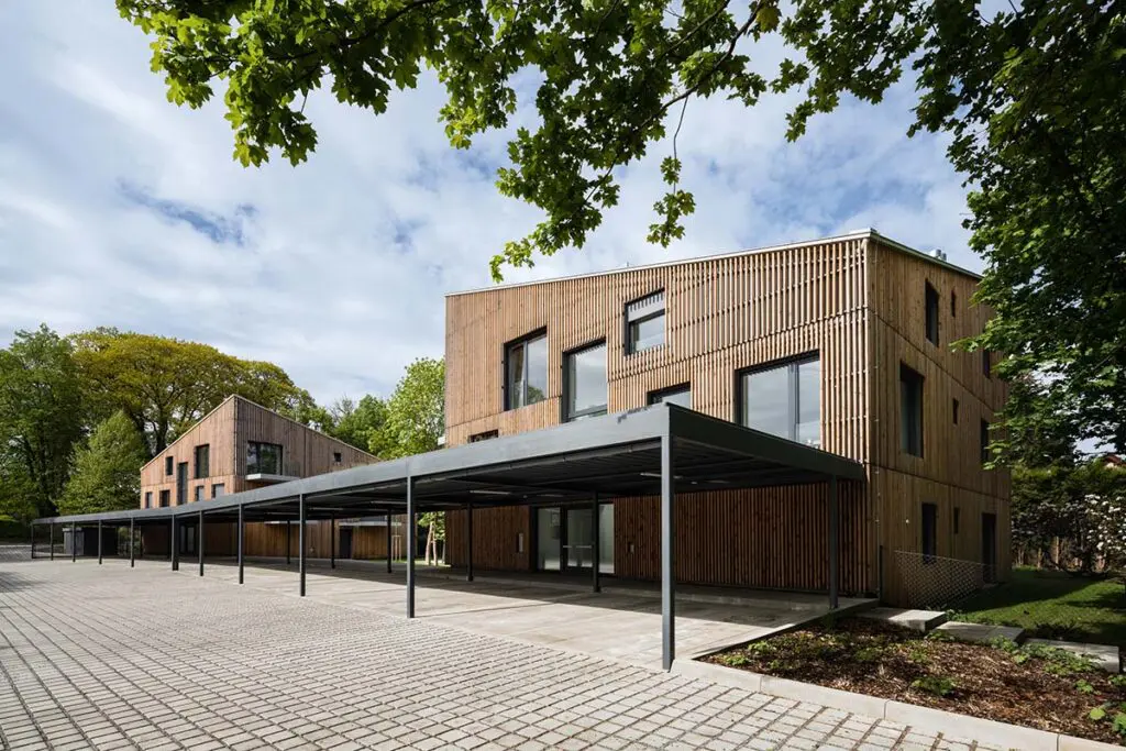 La arquitectura de esta obra residencial se sensibiliza con su entorno verde