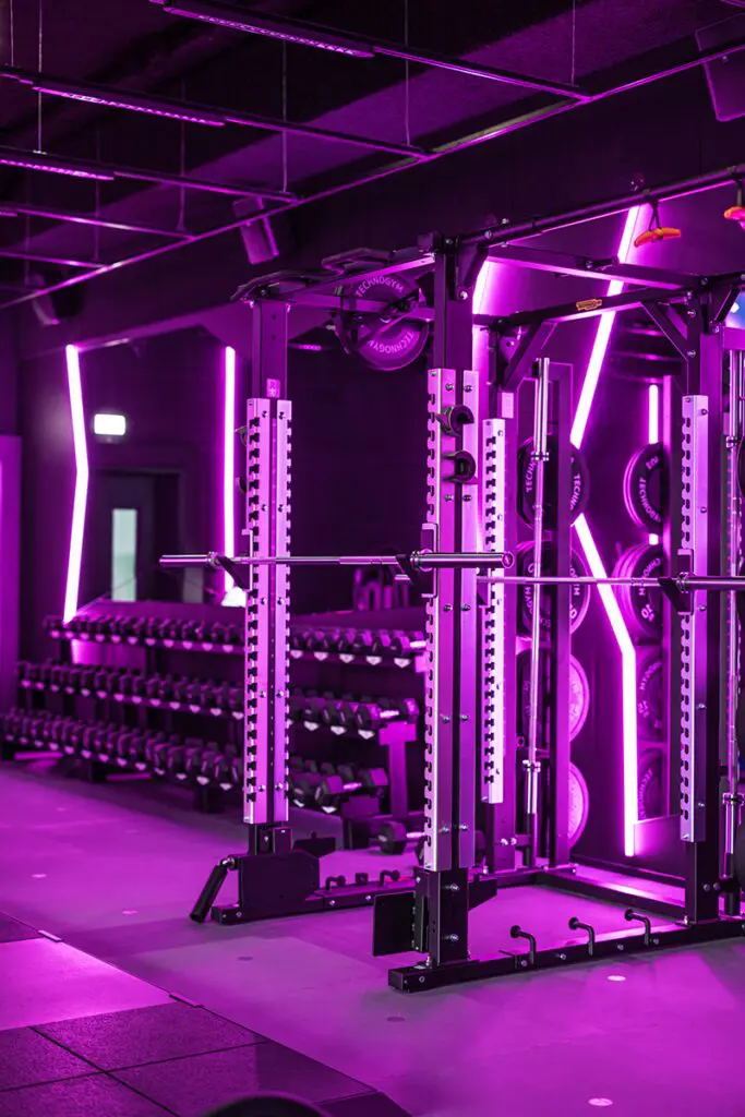 Entrar a este gimnasio es sumergirse en una discoteca futurista de ‘techno’ y ‘cyberpunk’
