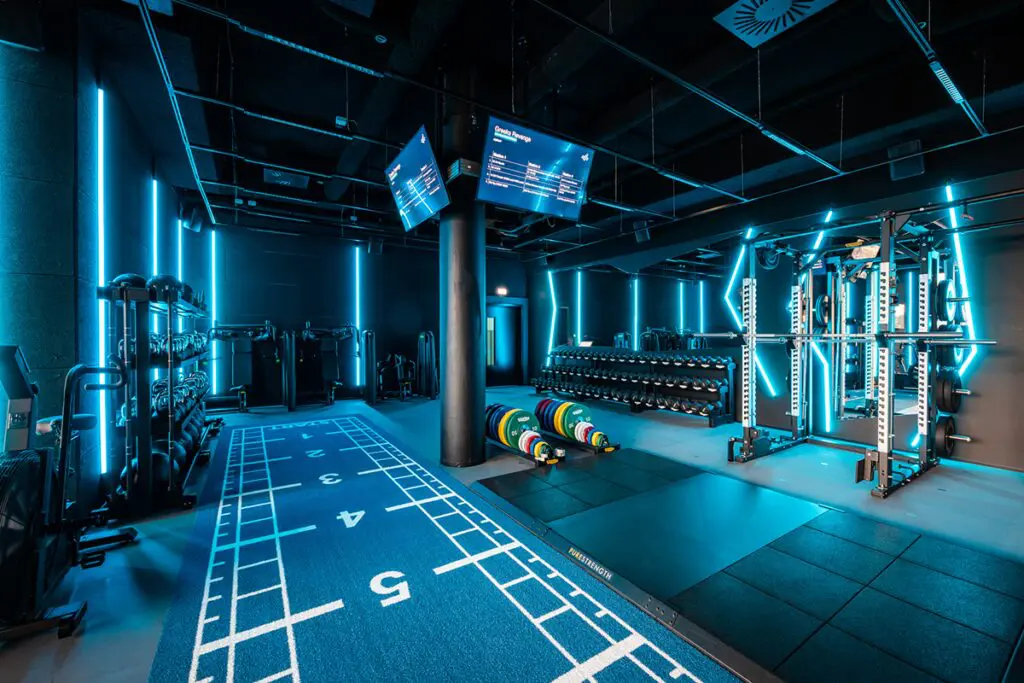 Entrar a este gimnasio es sumergirse en una discoteca futurista de ‘techno’ y ‘cyberpunk’
