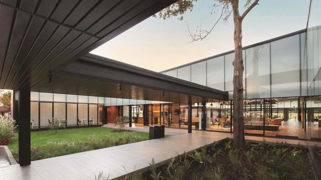 Los sorprendentes laboratorios de la universidad del rosario en el antiguo polo club de bogotá