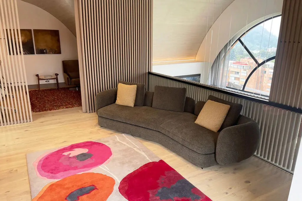 Un apartamento en bogotá en el que la madera es protagonista