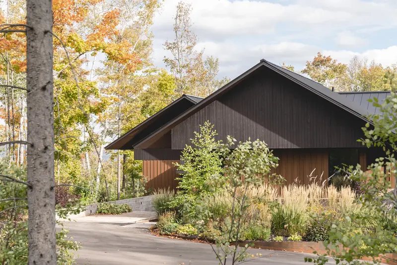 Una casa diseñada para combinar un estilo de vida en un entorno natural y las comodidades de la ciudad