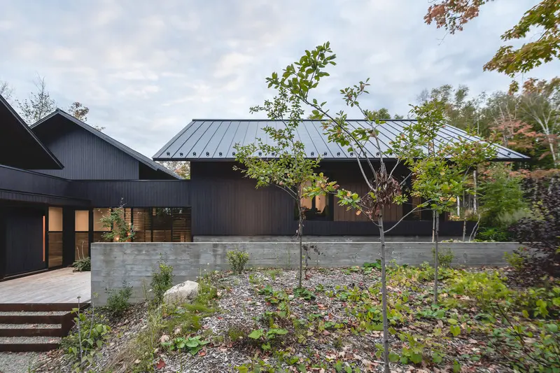 Una casa diseñada para combinar un estilo de vida en un entorno natural y las comodidades de la ciudad