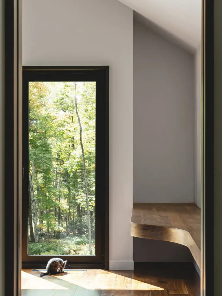 Una casa diseñada para combinar un estilo de vida en un entorno natural y las comodidades de la ciudad