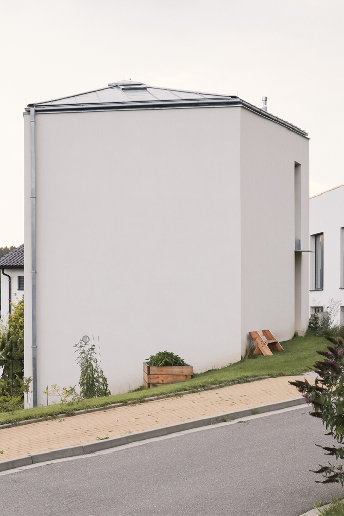 Una casa de siete pisos en república checa que articula el espacio y la luz