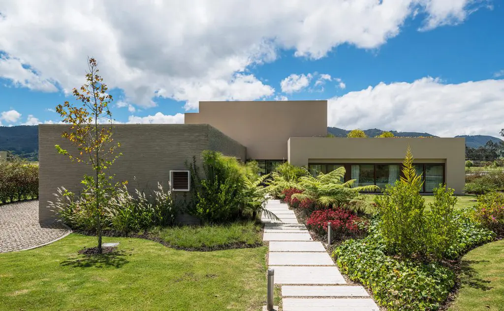 Una casa en las montañas de la sabana de bogotá que mezcla lo rústico y lo moderno