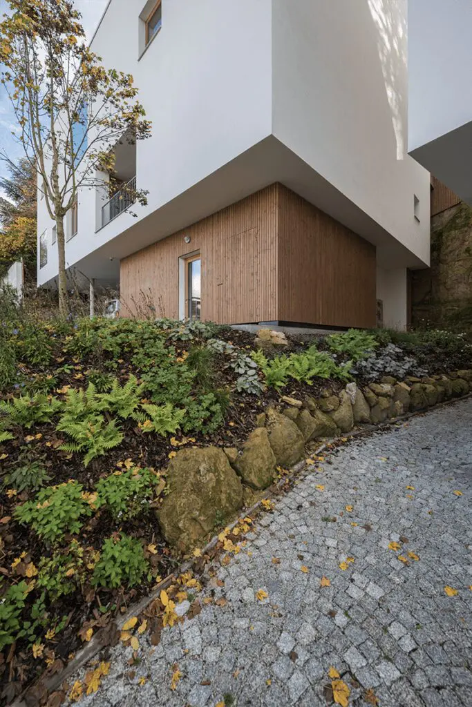 Tres casas minimalistas se encargan de armonizar el paisaje de praga