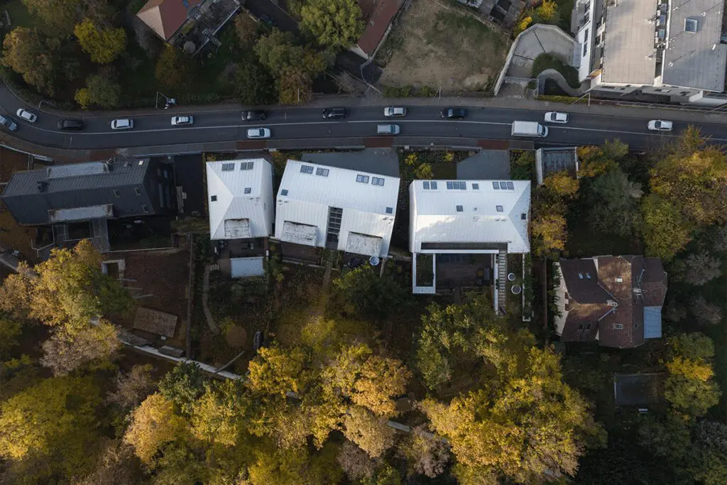 Tres casas minimalistas se encargan de armonizar el paisaje de praga