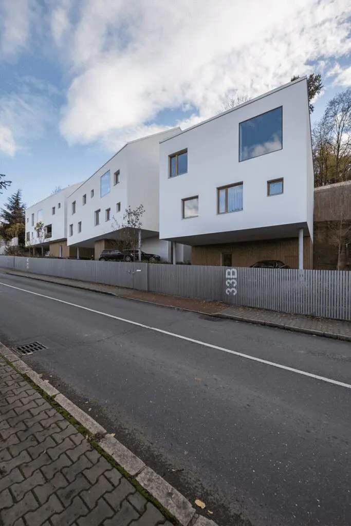 Tres casas minimalistas se encargan de armonizar el paisaje de praga
