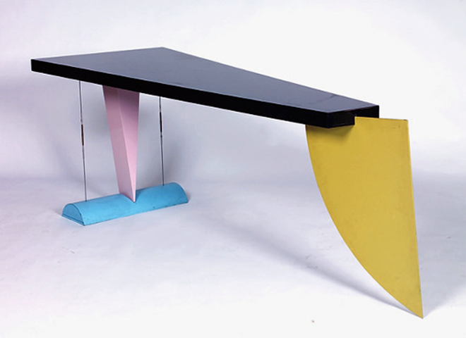 Mesa Brasilia por el diseñador brasileño Peter Shire, inspirada los legados de diseño del Memphis Group.