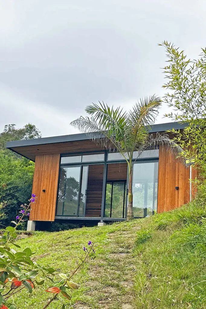 Gracias a sus materiales esta casa modular ofrece una experiencia cálida y acogedora Diseño casa modular por acesco