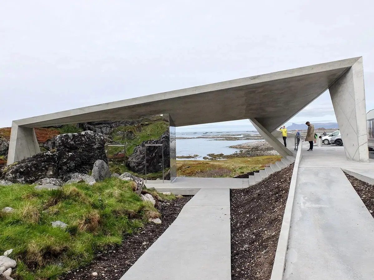 Una casa frente al mar construida en la costa norte de noruega