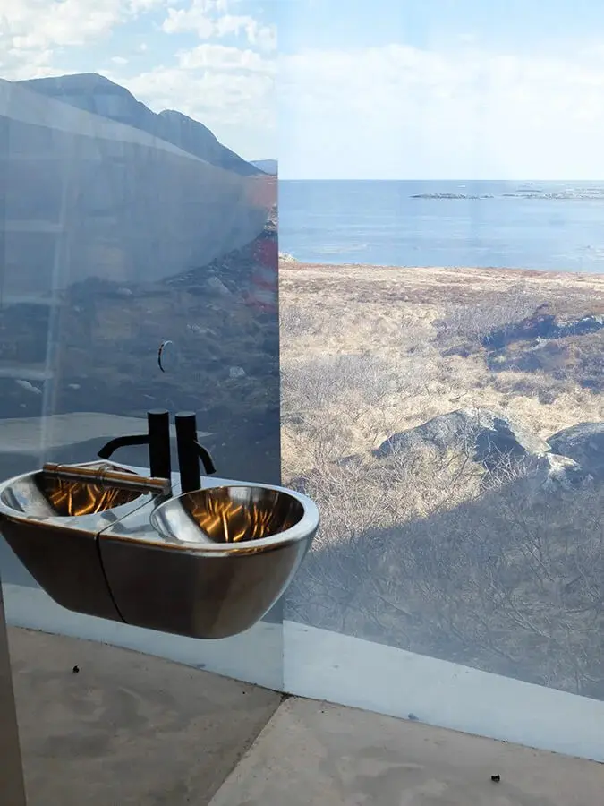 Una casa frente al mar construida en la costa norte de noruega