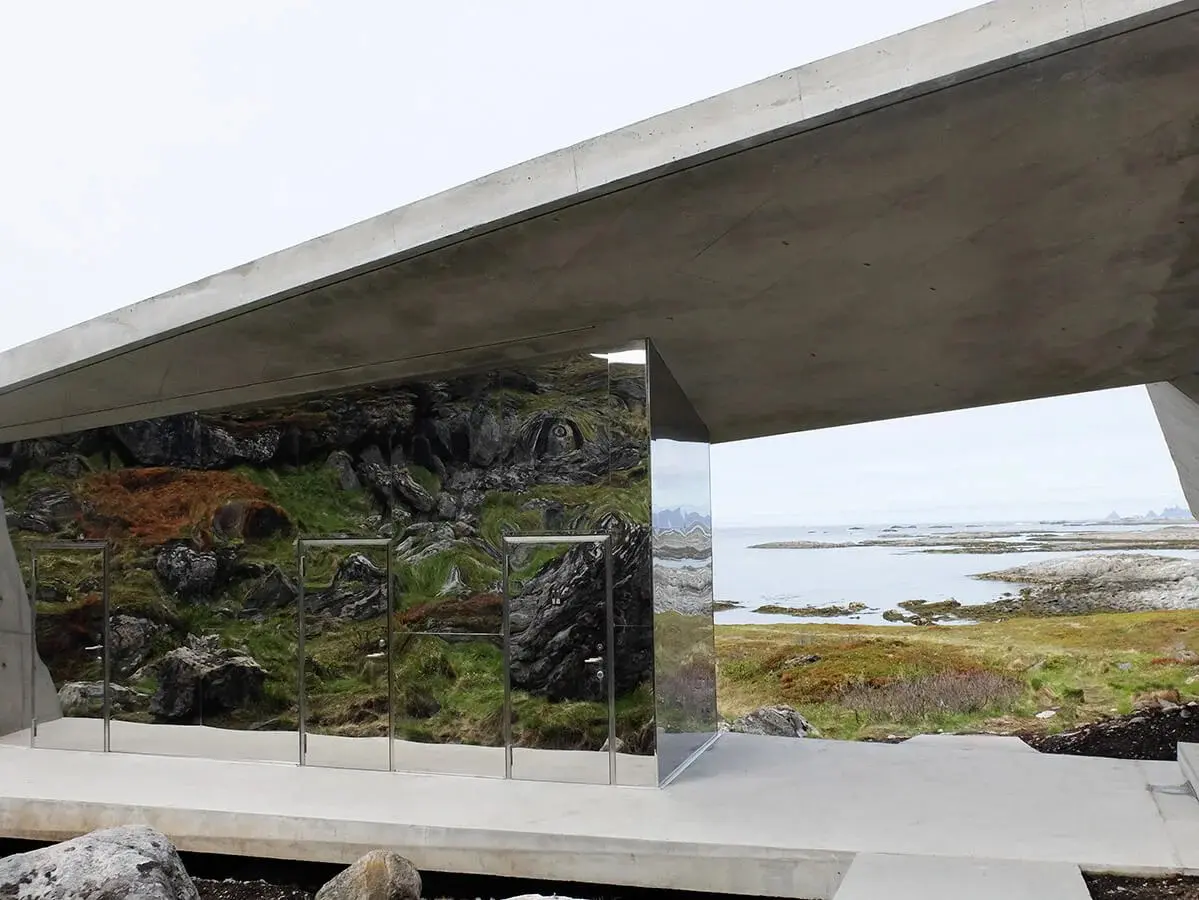 Una casa frente al mar construida en la costa norte de noruega