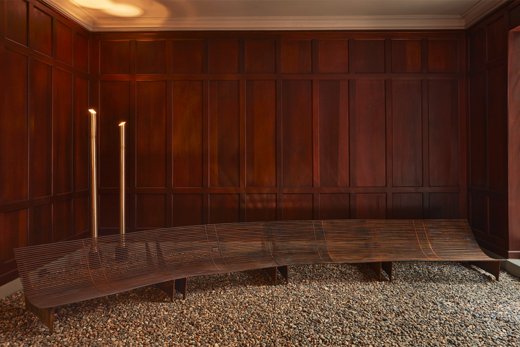 'cazar la sombra': la exposición de guillermo arias, donde la luz y el mármol dialogan