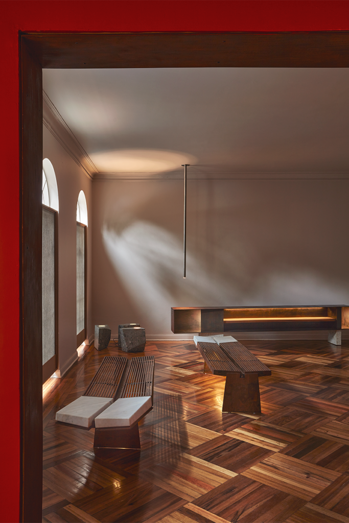 'cazar la sombra': la exposición de guillermo arias, donde la luz y el mármol dialogan