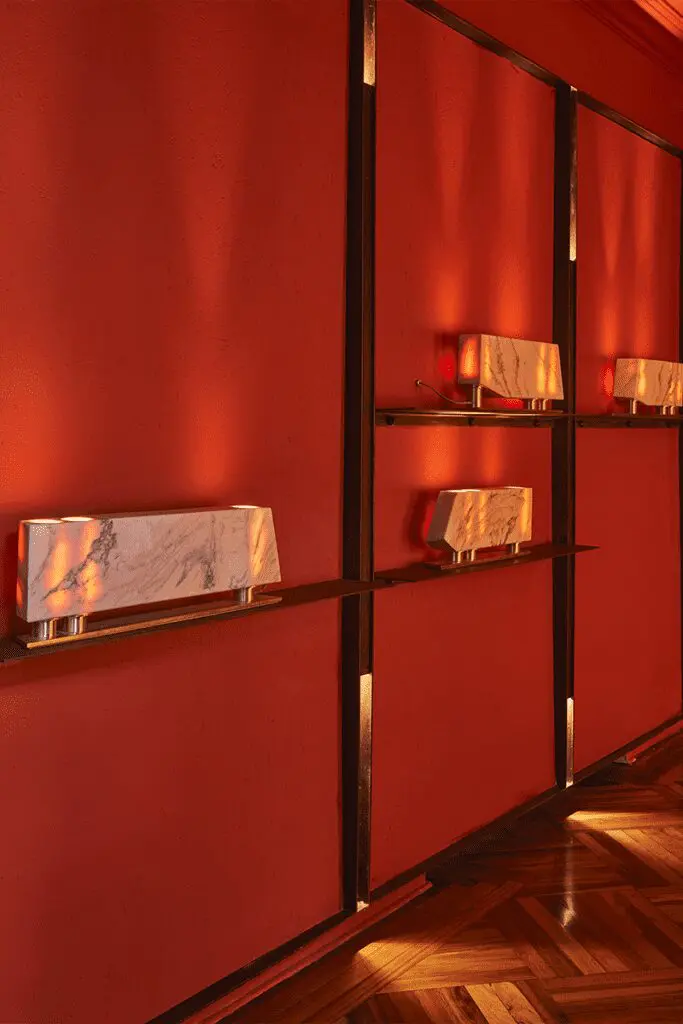 'cazar la sombra': la exposición de guillermo arias, donde la luz y el mármol dialogan