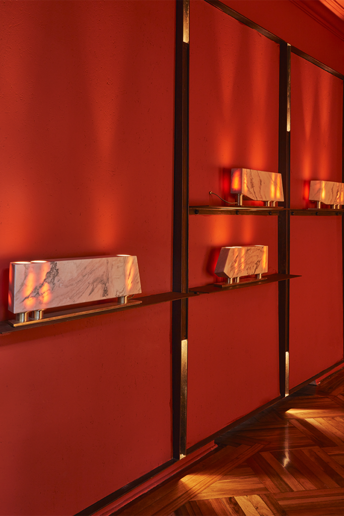 'cazar la sombra': la exposición de guillermo arias, donde la luz y el mármol dialogan