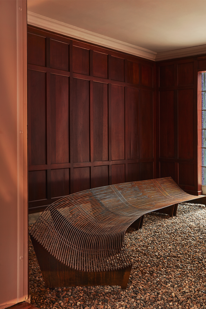 'cazar la sombra': la exposición de guillermo arias, donde la luz y el mármol dialogan