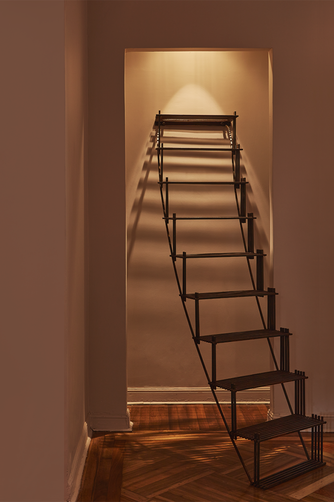 'cazar la sombra': la exposición de guillermo arias, donde la luz y el mármol dialogan