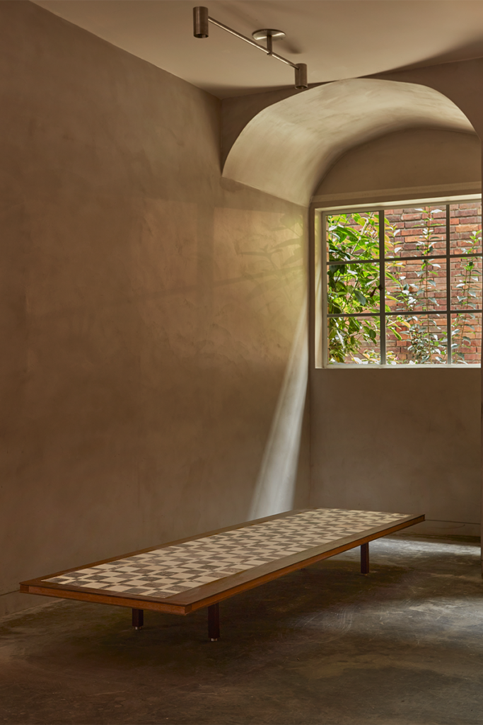 'cazar la sombra': la exposición de guillermo arias, donde la luz y el mármol dialogan