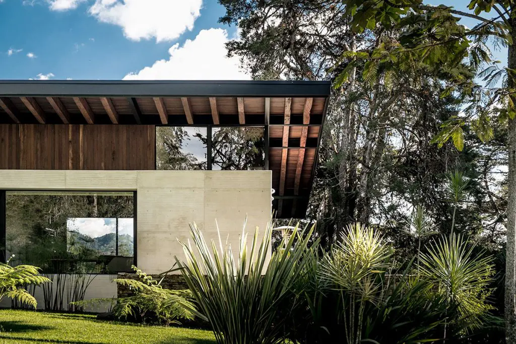 Una vida de puertas hacia afuera en esta gran casa en medellín 