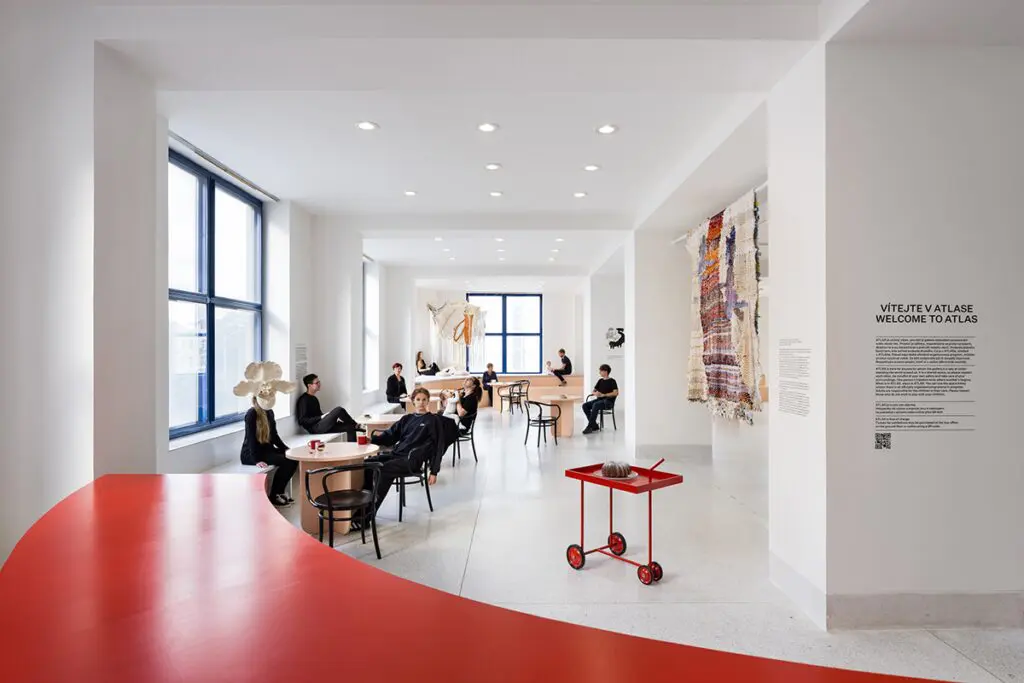 Una sala pública en república checa cuyo diseño cobra vida solo a través de sus visitantes