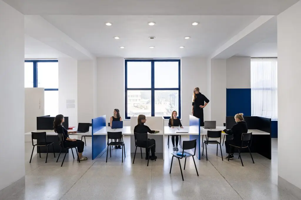 Una sala pública en república checa cuyo diseño cobra vida solo a través de sus visitantes