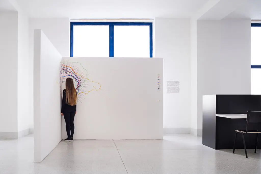 Una sala pública en república checa cuyo diseño cobra vida solo a través de sus visitantes