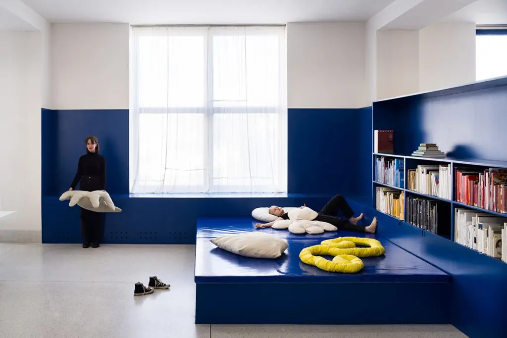 Una sala pública en república checa cuyo diseño cobra vida solo a través de sus visitantes