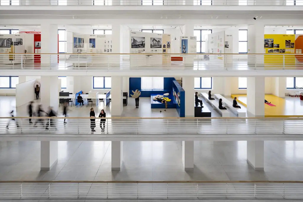 Una sala pública en república checa cuyo diseño cobra vida solo a través de sus visitantes