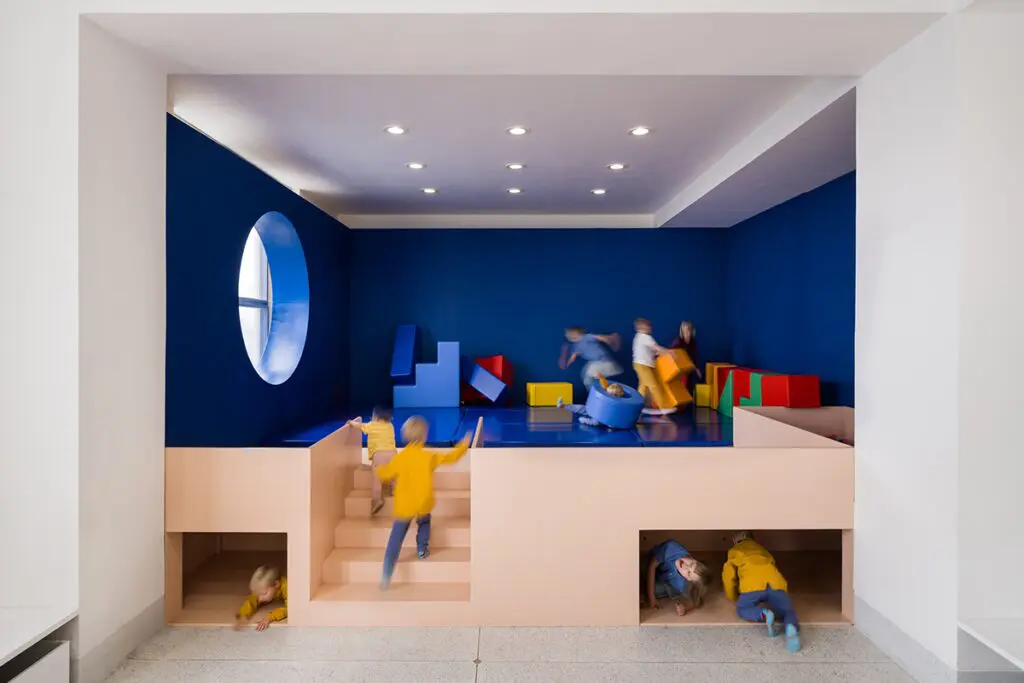 Una sala pública en república checa cuyo diseño cobra vida solo a través de sus visitantes