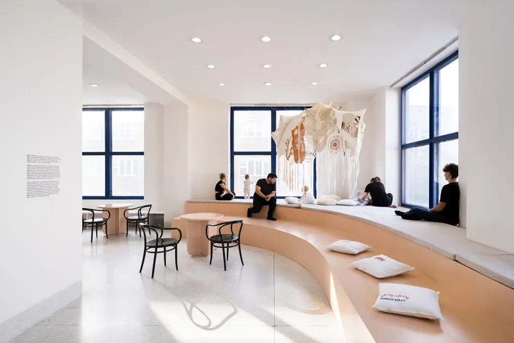 Una sala pública en república checa cuyo diseño cobra vida solo a través de sus visitantes