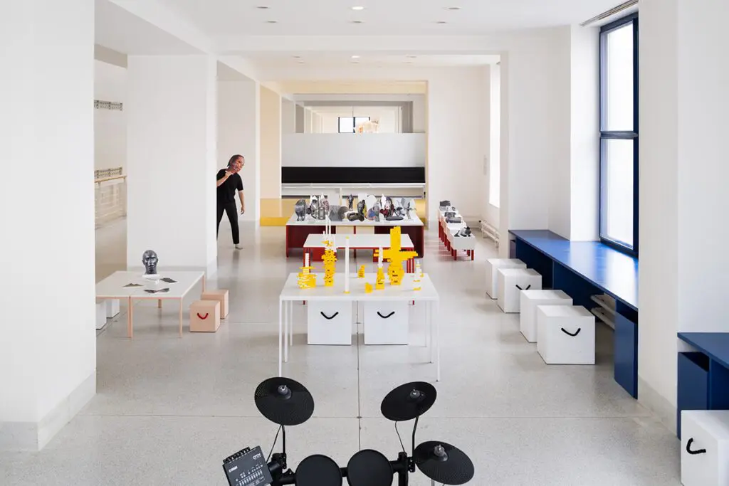 Una sala pública en república checa cuyo diseño cobra vida solo a través de sus visitantes