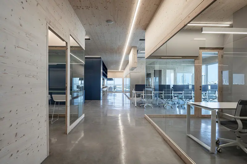 Una sorprendente oficina inspirada en una estación de esquí, rodeada por el mar mediterráneo