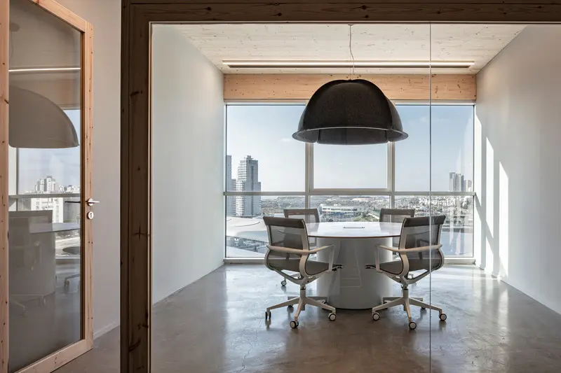 Una sorprendente oficina inspirada en una estación de esquí, rodeada por el mar mediterráneo