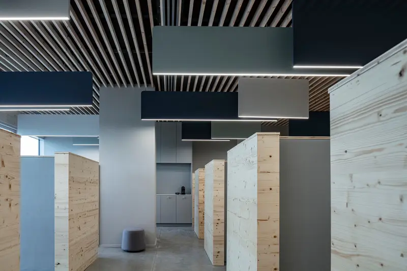 Una sorprendente oficina inspirada en una estación de esquí, rodeada por el mar mediterráneo