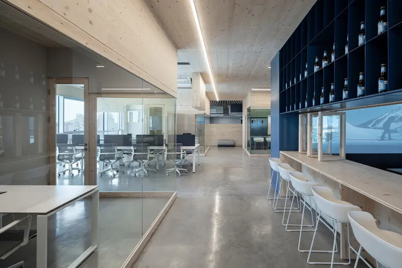 Una sorprendente oficina inspirada en una estación de esquí, rodeada por el mar mediterráneo