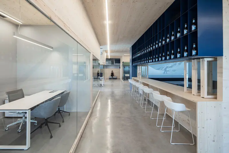 Una sorprendente oficina inspirada en una estación de esquí, rodeada por el mar mediterráneo