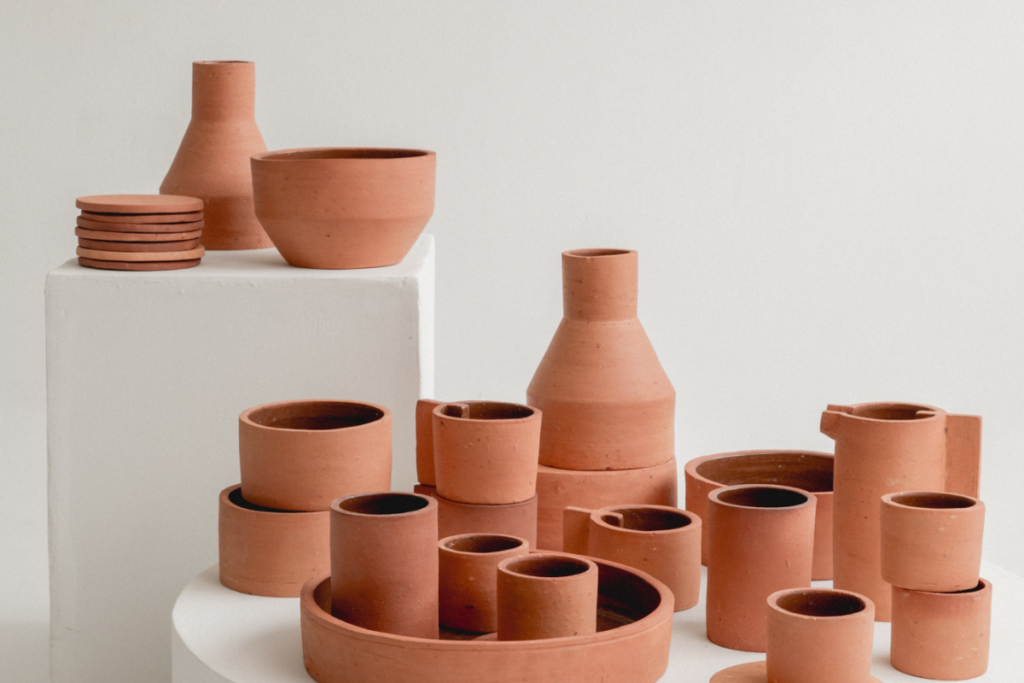 Piezas en barro por la firma oficio.