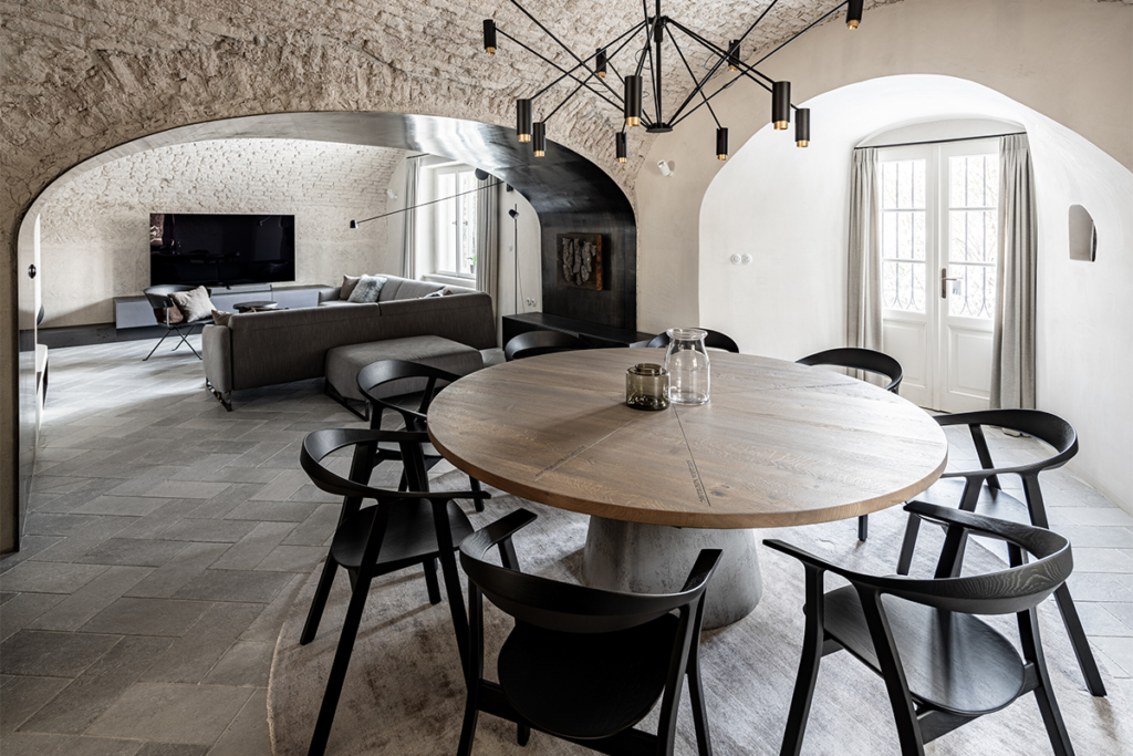 Una antigua caseta de vigilancia ahora es una casa cómoda y contemporánea