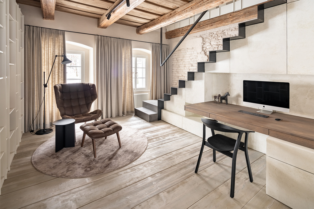 Una antigua caseta de vigilancia ahora es una casa cómoda y contemporánea